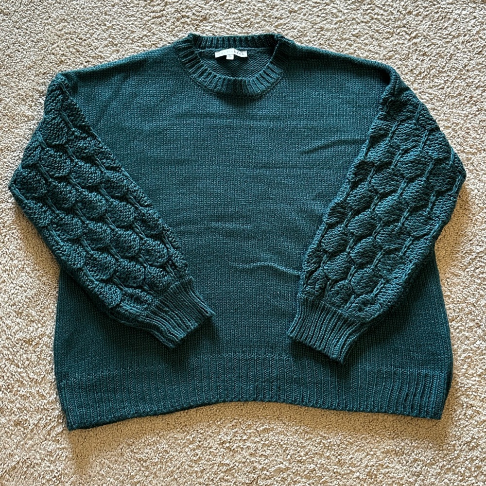 Baltic Born - XL - Elegant Green Sweater with Textured Sleeves
